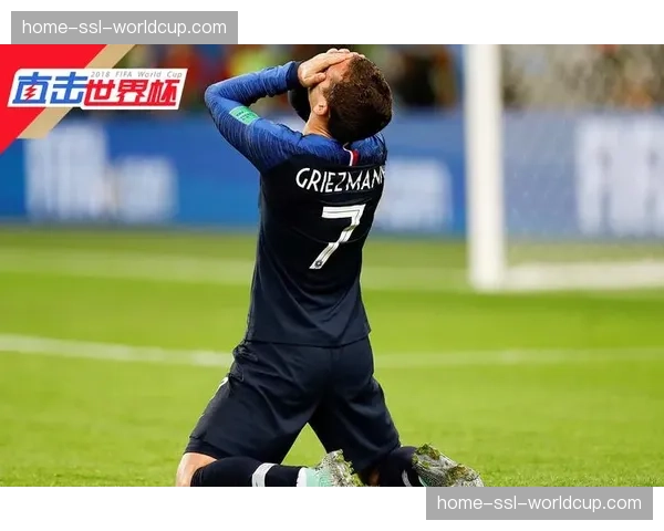 终场哨响，兰斯老将福克特独自向客场球迷看台鼓掌致意